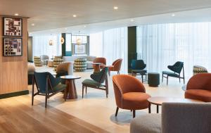 Ein Sitzbereich in der Unterkunft Manchester Marriott Hotel Piccadilly