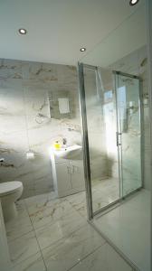 Vannituba majutusasutuses Easy 2 Manage Brand New 4 BRH, 3Bath Home Slough for 8 Guests Free Parking