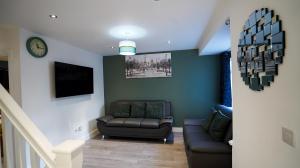 Istumisnurk majutusasutuses Easy 2 Manage Brand New 4 BRH, 3Bath Home Slough for 8 Guests Free Parking