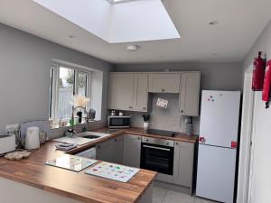Η κουζίνα ή μικρή κουζίνα στο 3 Bed House - Sleeps 6 - Pets - Garden - Parking