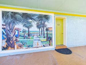 A piscina localizada em Unit 102 - 1br Unit Wheated Pool And Hot Tub ou nos arredores