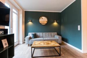 ein Wohnzimmer mit Sofa und Tisch in der Unterkunft Backhaus 3 in Staberdorf