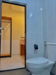 ein Badezimmer mit einer weißen Toilette in einem Zimmer in der Unterkunft Best Location! 2BR Canggu Villa, 5 Mins to Beach & Hotspots in Canggu