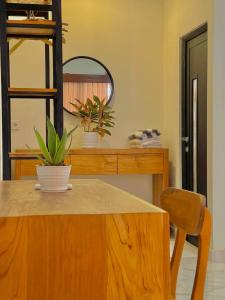 einen Holztisch mit einem Stuhl und einem Spiegel in der Unterkunft Best Location! 2BR Canggu Villa, 5 Mins to Beach & Hotspots in Canggu