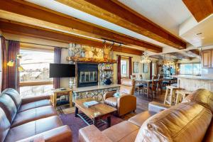 Una sala de estar con un sofá y una chimenea. en Majestic Mountain Nook, en Crested Butte