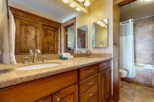 Un baño con lavabo doble y ducha. en Majestic Mountain Nook, en Crested Butte 20 fotos más