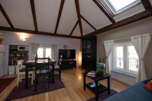 a living room with a table and a dining room at Ferienwohnung in Opatija mit Klimaanlage, W-LAN, Waschmaschine 905-2 in Opatija