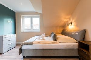 ein Schlafzimmer mit einem Bett und einem Fenster in der Unterkunft Backhaus 4 in Staberdorf + 39 Fotos