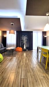 salon z drewnianą podłogą i stołem w obiekcie Lux Apartment Modern w Polanicy Zdroju