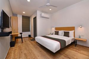 Super Townhouse Function Inn Near Chaudhary Charan Singh International Airport客房内的一张或多张床位