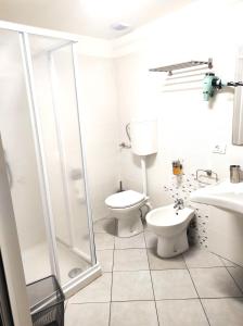un bagno bianco con wc e doccia di CASA BELVEDERE a Narni
