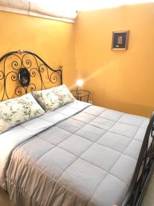 una camera da letto con un letto grande con lenzuola bianche di CASA BELVEDERE a Narni