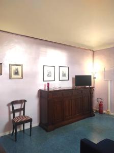 un soggiorno con sedia e TV di CASA BELVEDERE a Narni Altre 30 foto