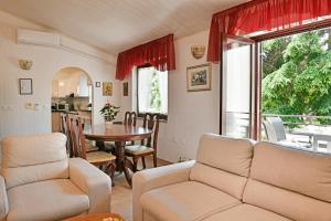 een woonkamer met een bank en een tafel bij Apartments Villa Herak in Poreč