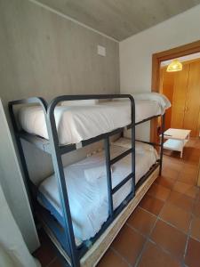 a couple of bunk beds in a room at Apartamento con piscina, sauna y jacuzzi edificio Arttyco in Sierra Nevada