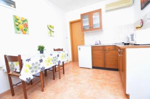 Kuchyň nebo kuchyňský kout v ubytování Apartments Marija