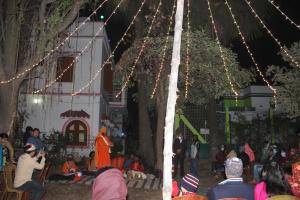 Eine Menschenmenge, die um einen Tempel mit Lichtern steht. in der Unterkunft Rajlaxmi Resort - Pure Veg in Bolpur