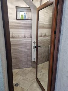 Bilik mandi di Къща за гости Юлка