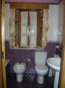 un bagno con un water e un lavandino di Las Casucas de Ason ad Arredondo Altre 101 foto