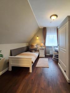 a bedroom with a bed and a desk and a window at Friendly Home - Villa Verde in Bornheim