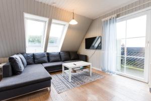una sala de estar con un sofá y una mesa en Inselhaus OG, en Staberdorf 34 fotos más