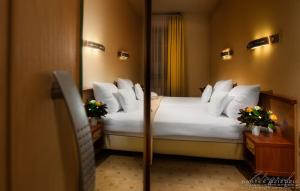 Postel nebo postele na pokoji v ubytování Hotel Victor Pruszków DeSilva + 37 fotografií