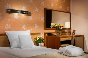 Postel nebo postele na pokoji v ubytování Hotel Victor Pruszków DeSilva