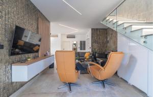 ラビンにあるNice Home In Labin With Saunaのリビングルーム(オレンジの椅子、テーブル付)