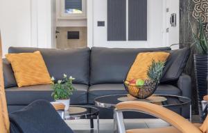 ラビンにあるNice Home In Labin With Saunaのソファ、テーブル(果物入り)