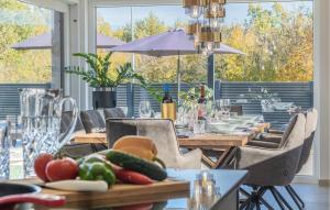 ラビンにあるNice Home In Labin With Saunaの野菜が置かれたテーブルと椅子のあるレストラン +43枚の写真