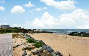 einen Strand mit einer Mauer und dem Meer in der Unterkunft Beautiful Home In La Plaine Sur Mer in La Plaine-sur-Mer + 17 Fotos