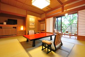 新泻Koshi no yado Takashimaya的有红色桌子和椅子的餐厅