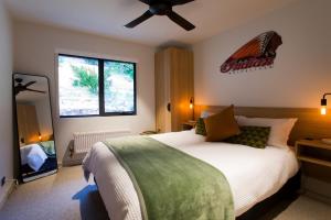 En eller flere senge i et værelse på Pinewood High Country Retreat - Lake Eildon Luxe