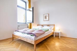 A bed or beds in a room at Near Danube & Millenium Tower - Massive Shared 4BR Apt