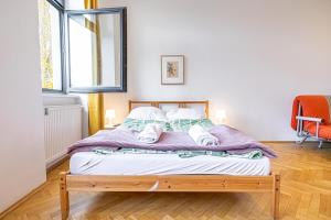 A bed or beds in a room at Near Danube & Millenium Tower - Massive Shared 4BR Apt