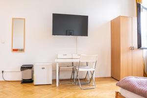 A television and/or entertainment centre at Near Danube & Millenium Tower - Massive Shared 4BR Apt