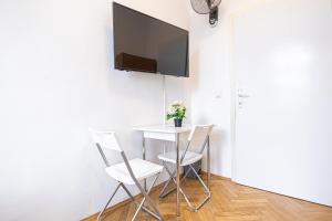 A television and/or entertainment centre at Near Danube & Millenium Tower - Massive Shared 4BR Apt