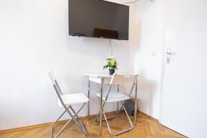 A television and/or entertainment centre at Near Danube & Millenium Tower - Massive Shared 4BR Apt