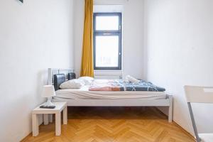 A bed or beds in a room at Near Danube & Millenium Tower - Massive Shared 4BR Apt
