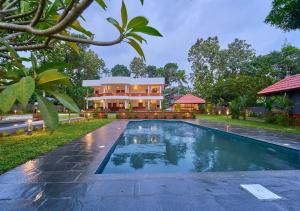 Bazén v ubytování VOYE HOMES Signature Pool Resort Varkala , Just 950 m from Varkala Cliff and Beach nebo v jeho okolí