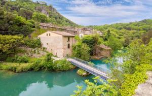 un ponte sul fiume in una città con una montagna di CASA BELVEDERE a Narni