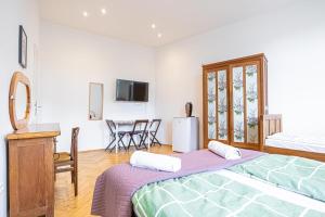 A bed or beds in a room at Near Danube & Millenium Tower - Massive Shared 4BR Apt