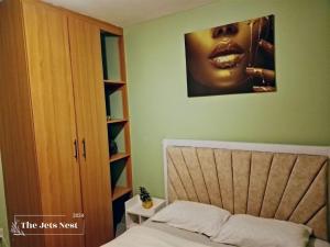 Llit o llits en una habitació de The Obama Mansion #Jets Nest
