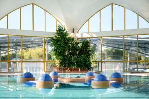Bazén v ubytovaní Park Inn by Radisson Sarvar Resort & Spa - All Inclusive alebo v jeho blízkosti