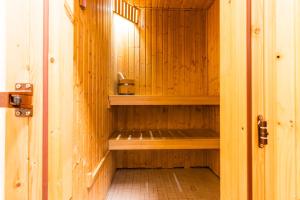 eine kleine Sauna mit einer Bank in einem Holzzimmer in der Unterkunft Omas Haus in Staberdorf + 34 Fotos