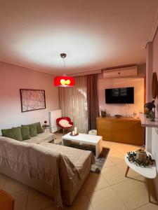 Un dormitorio con una cama grande y una sala de estar. en 19 Αri, en Tríkala