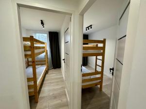 奥斯威辛Apartament Powstańców 17的一间有两张双层床和走廊的房间