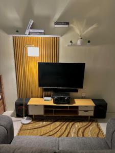 TV a/nebo společenská místnost v ubytování Pitch Nook Staycation Near Enchanted Kingdom