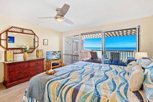 een slaapkamer met een bed en uitzicht op de oceaan bij Oceanfront & Sunsets! ks a5- Sullivan in Kahana +46 foto's