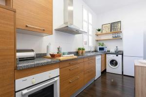 Kuchyň nebo kuchyňský kout v ubytování Genteel Home Larios + 37 fotografií